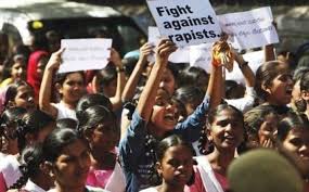 India: stupratori della studentessa sul bus verranno impiccati, condannati a decesso dai giudici