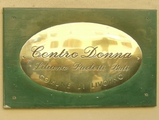 La targa dedicata a Liliana Paoletti Buti all'ingresso del Centro Donna