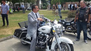 Il sindaco Leonardo Fornaciari in sella ad una Harley Davidson 