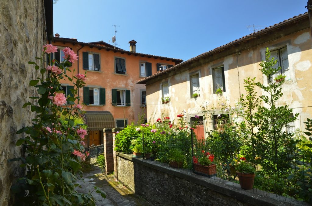 Barga si trova in Garfagnana sulle pendici delle Apuane: è tra i borghi più belli di Italia, è certificato Cittàslow e bandiera arancione del Touring Club