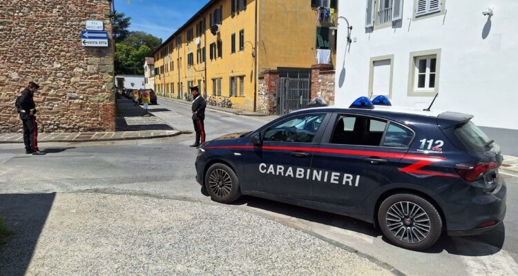 Lucca: ruba un cellulare e accoltella due uomini, rapinatore arrestato