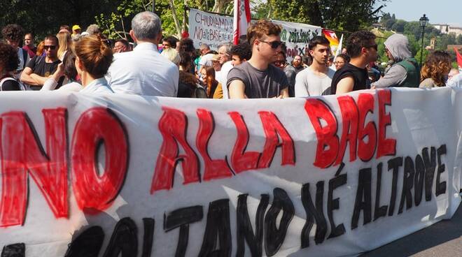 protesta contro base militare a coltano