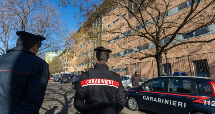 Lucca, giovane trovato morto a bordo strada: forse investito