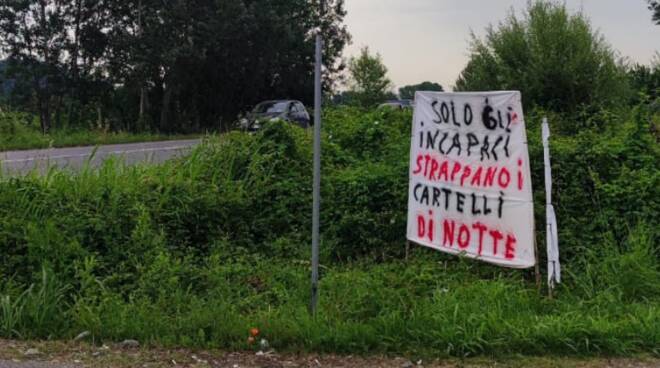 manifesti salanetti vandalizzati