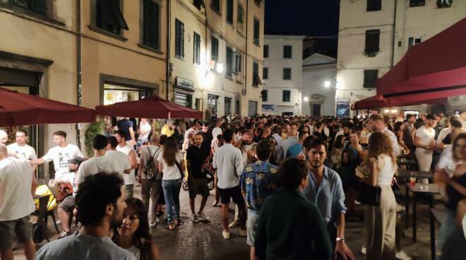 Folla in centro per la Notte Bianca: piazze prese d