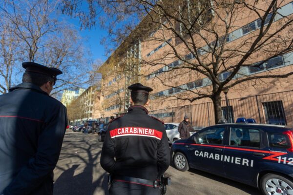 Lucca, giovane trovato morto a bordo strada: forse investito