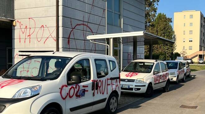 scritte no vax al centro sanitario di capannori