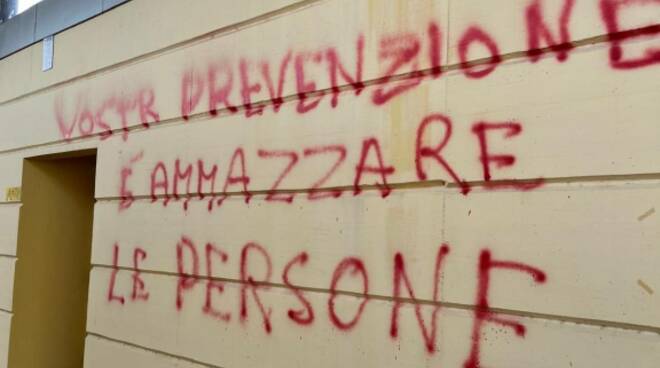 scritte no vax al centro sanitario di capannori