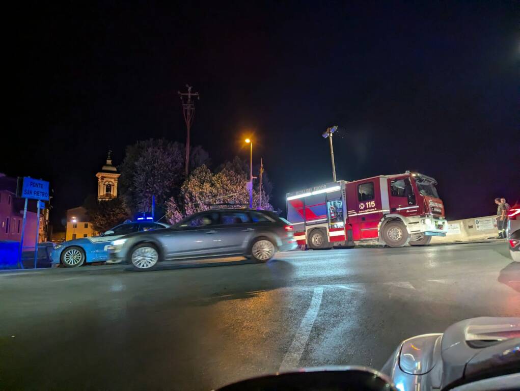 Si getta dal Ponte San Pietro