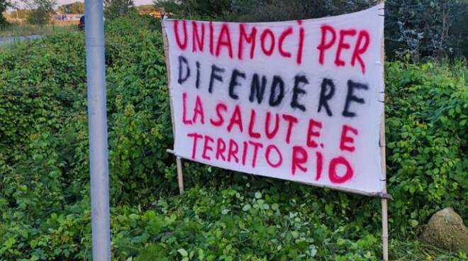 striscioni contro impianto pannolini a salanetti