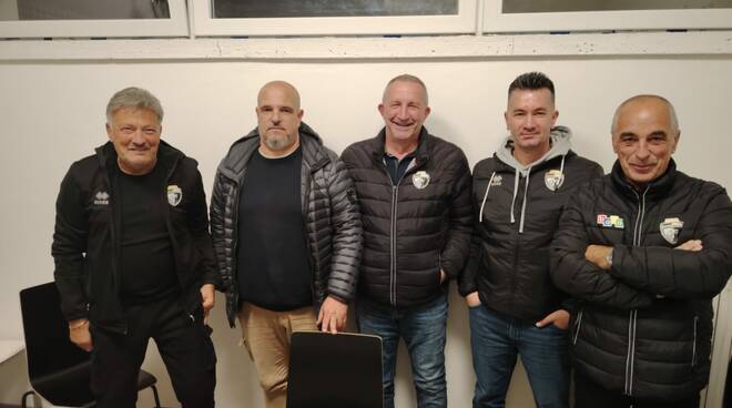 Nella foto Silla (Presidente) ,Paolini (Responsabile dell Area Tecnica), Belcrei ( direttore Generale), Mimmo Scollo Abeti ( Vice Presidente) Semplici (D.S. Scuola Calcio)