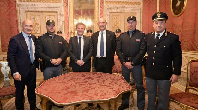 pardini premia agenti polizia dopo inseguimento in autostrada