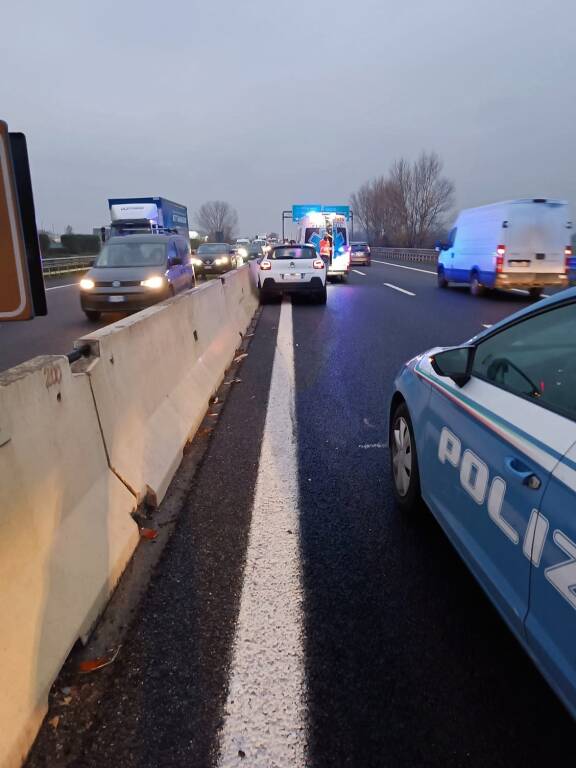 Perde il carico in A11, code verso Firenze. Un gatto tra i feriti