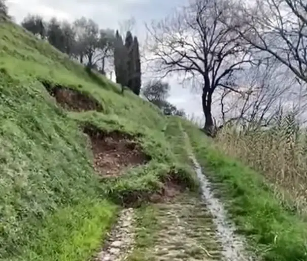 Porcari, smottamento lungo il sentiero che porta alla collina della Torretta