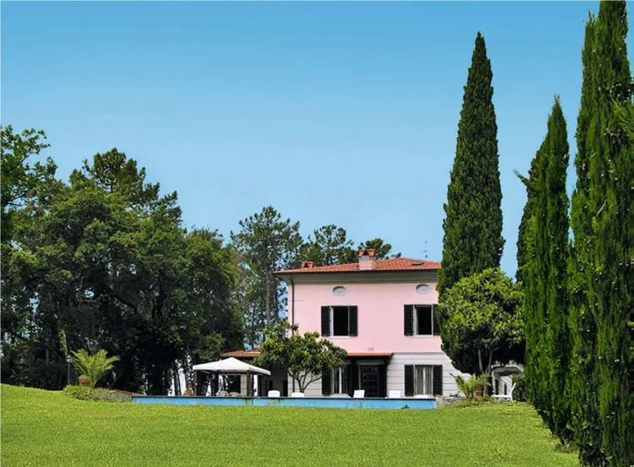 Il salotto di Villa Le Sughere si accende con la musica e i movimenti del ’68