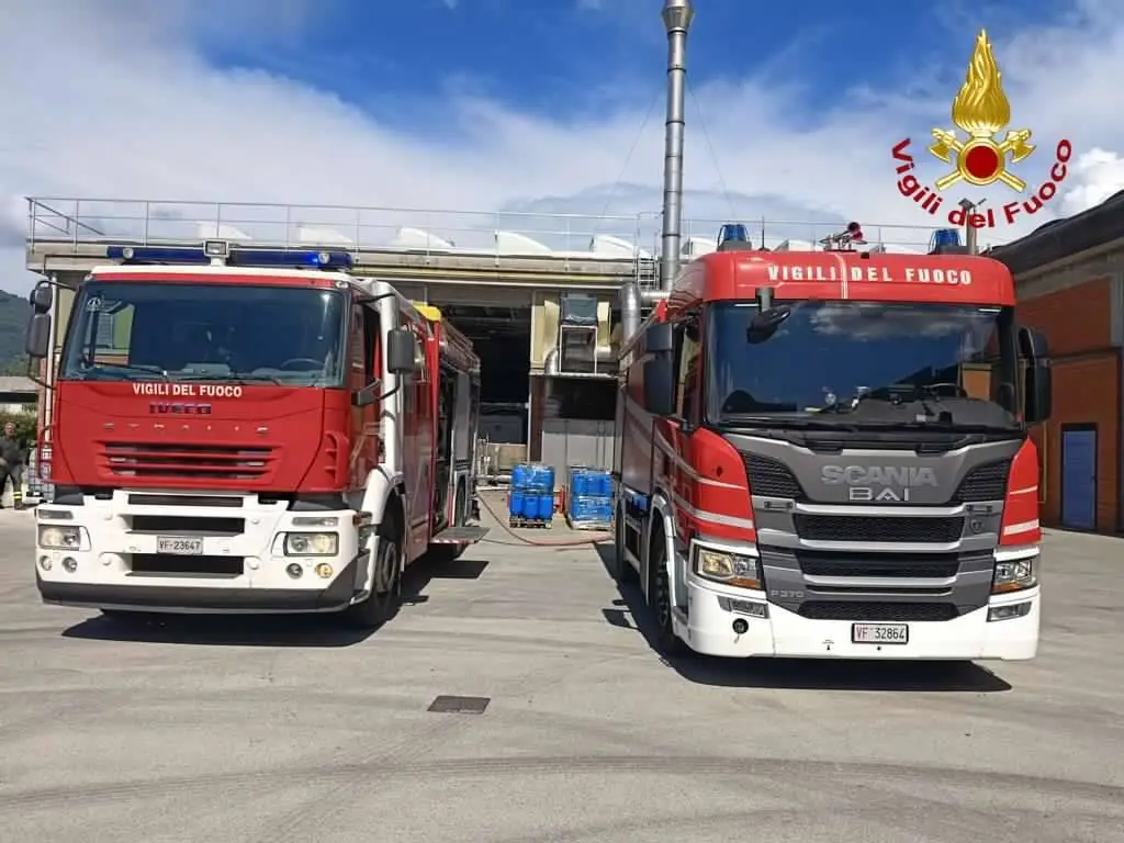 Paura per un'esplosione con principio di incendio alla ditta Complastex di Marlia