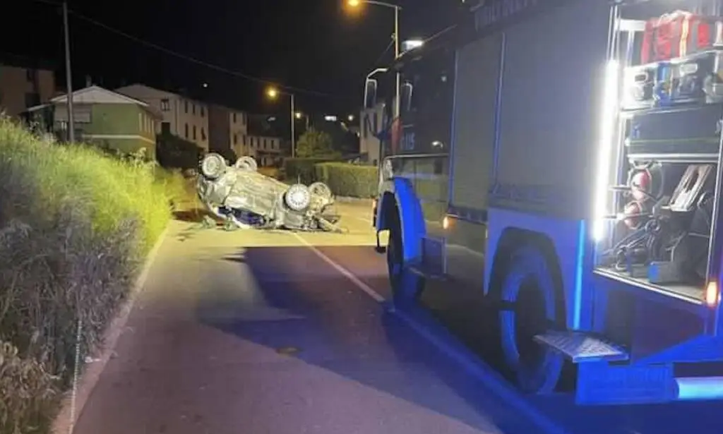Si ribaltano con l’auto a Lappato: un ferito grave al San Luca