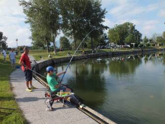 Ritorna la Scuola di Pesca Andrea Lucchesi ai Laghetti di Lammari: il corso è rivolto a bambini dai 5 ai 14 anni