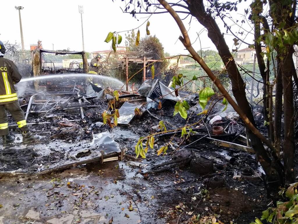 incendio, Altopascio, via Torino, camper roulotte,