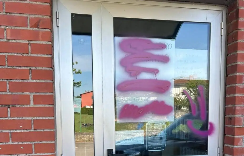 Biblioteca di Camigliano, manifesto contro il genocidio a Gaza imbrattato con vernice