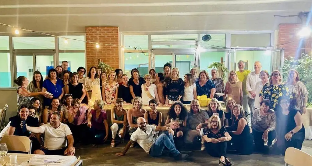 “Un esempio di dedizione, equilibrio e passione”: la maestra Cinzia va in pensione