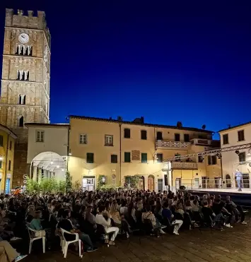 Federico Basso incanta piazza Ricasoli: tutto esaurito per ‘Fuori Teatro’ ad Altopascio
