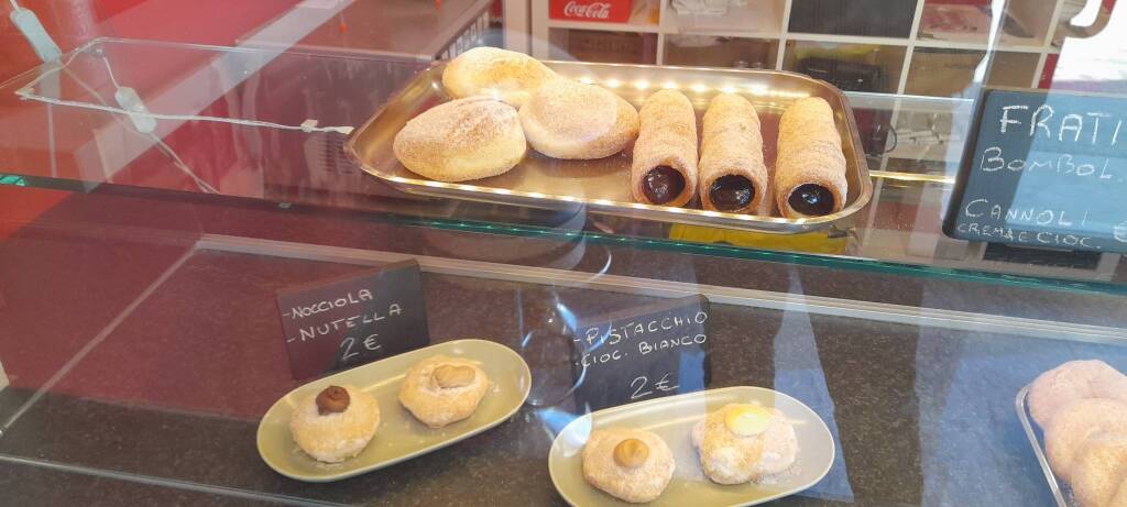 Sergio, frati, bomboloni, cannoli