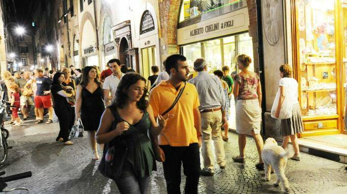 Penultimo appuntamento con i negozi aperti in centro per i saldi