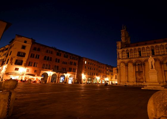 Piazza san Michele a Lucca, di notte
