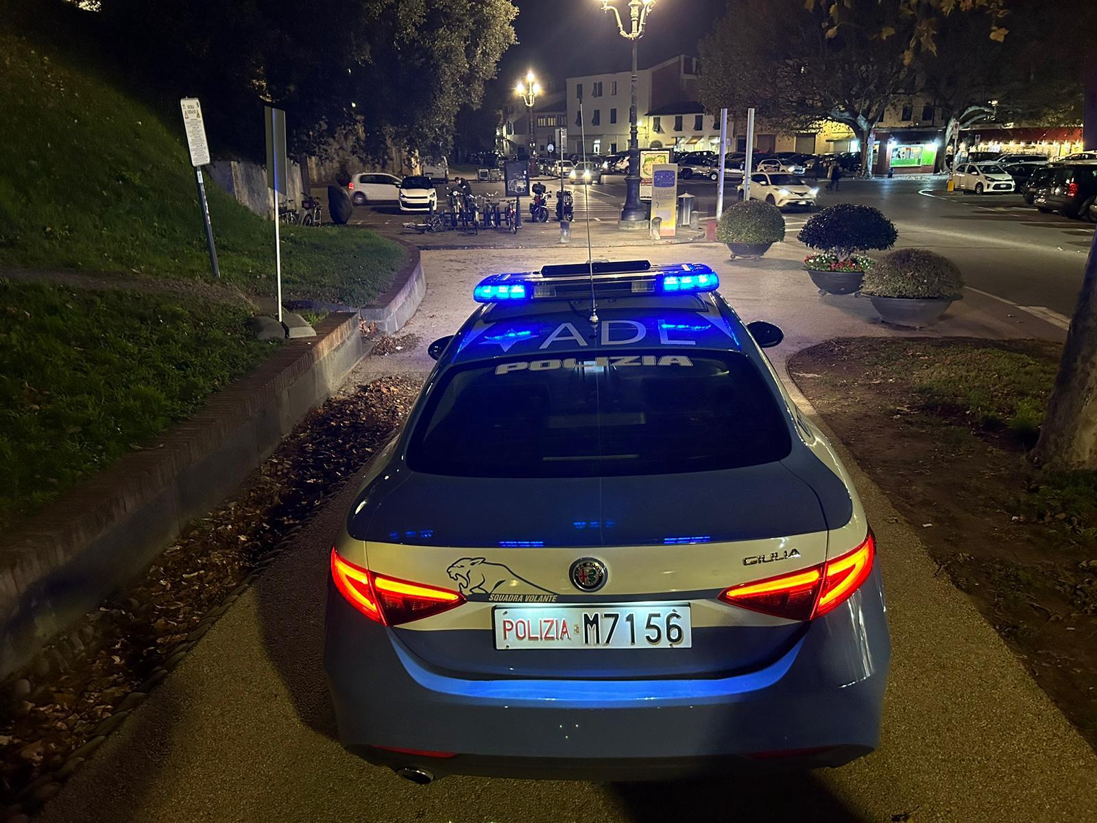 La Polizia di Stato di Lucca ha denunciato un ragazzo minorenne per porto di armi da taglio.