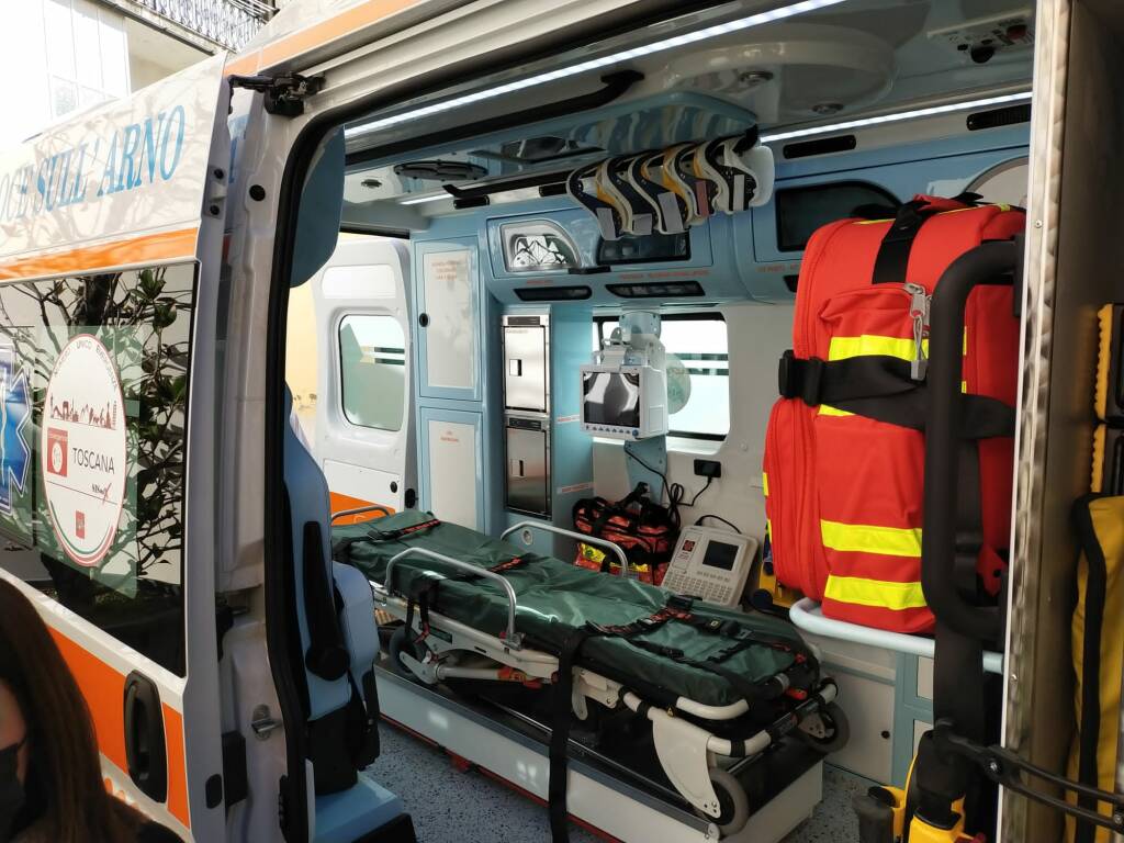 Il camioncino fa manovra e lo schiaccia contro il muro