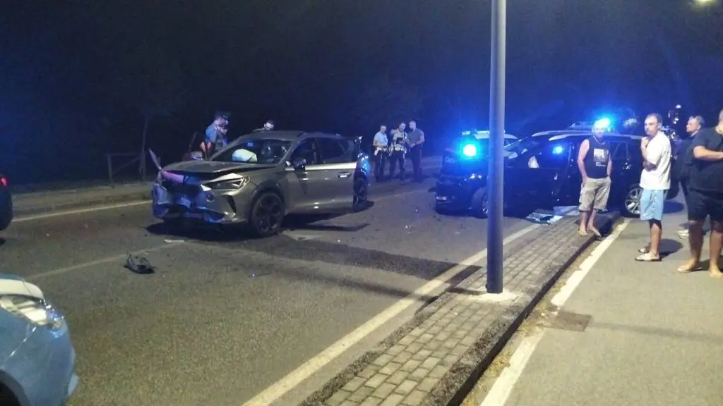 Spaccata a Capannori, poi la folle fuga inseguiti dai carabinieri e il frontale: due fermati