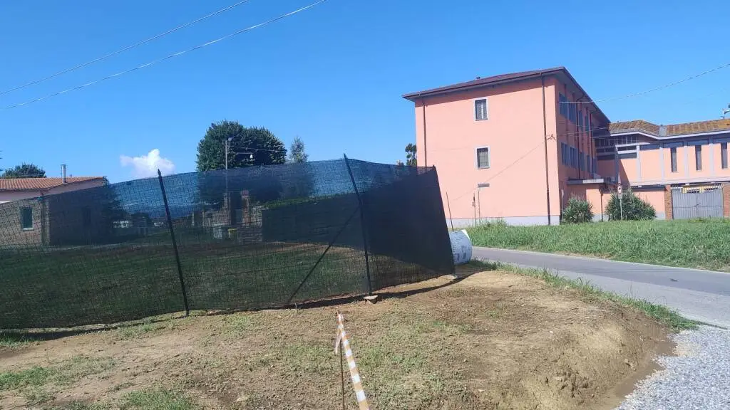 “Gli alberi sono ancora lì, la recinzione no”: i genitori contro il progetto per l’asilo Borgonuovo