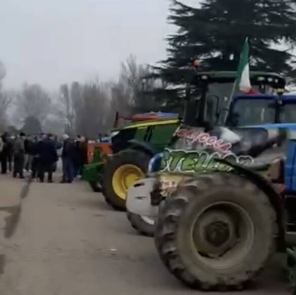 Trattori d’altri tempi e mezzi moderni al corteo dell’Oltreserchio