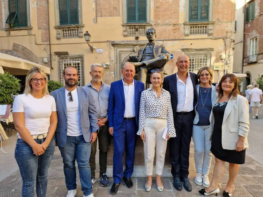 Forza Italia, sfilata di candidati in piazza Cittadella: “È il momento di rompere gli schema”