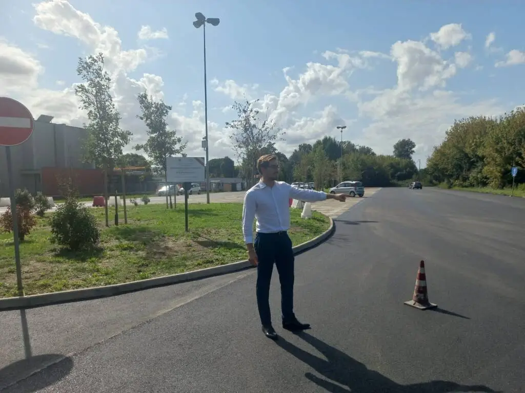 Nuovo asfalto in via Guido Rossa, Zappia: “Ora il rifacimento della segnaletica stradale”