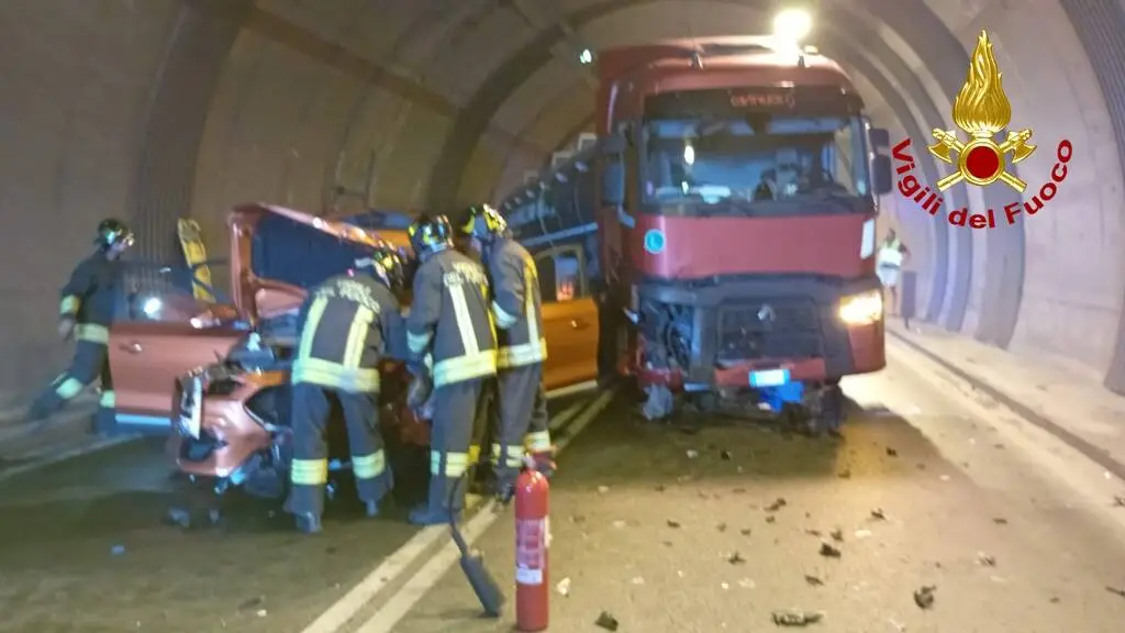 Sbanda e colpisce il bilico di un mezzo pesante: donna grave in ospedale, ferite altre due persone