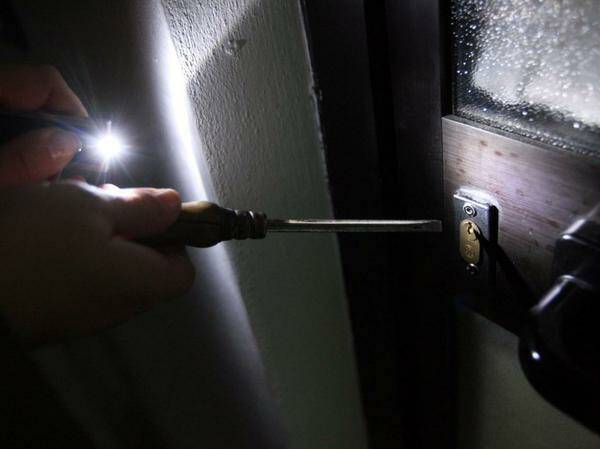 Spaccata notturna nella pizzeria Marameo di Lammari: porta distrutta, fondo cassa sparito