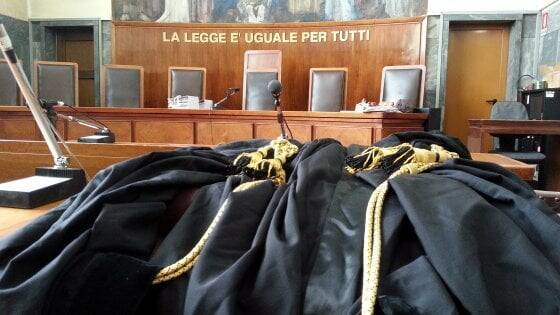 Finge di adottare cavalli ma poi li vende: a giudizio un uomo di Capannori