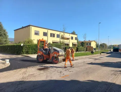 Via dei Colombini pronta per la prossima settimana: asfaltatura in corso