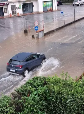 Maltempo, canali al limite a Porcari: in funzione l’idrovora