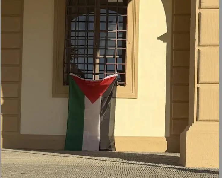 Bandiere della Palestina sul Comune di Altopascio, l’opposizione insorge: “Vanno tolte”