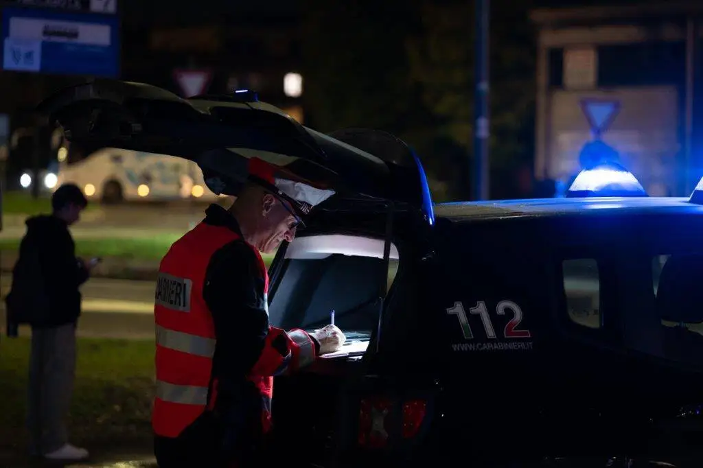 Fermano l’auto per un controllo ma l’odore non mente: ci sono hashish e cocaina sotto il piantone dello sterzo