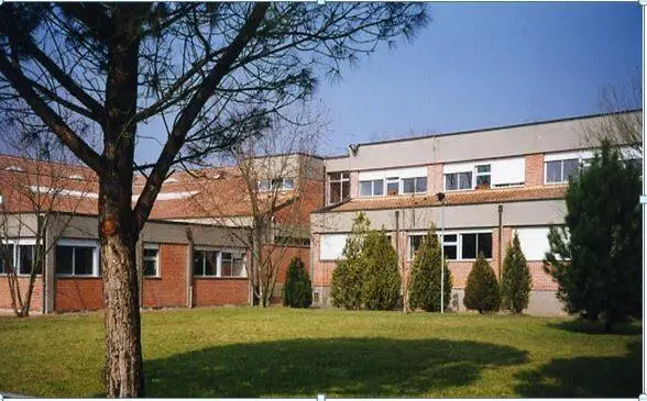 Infiltrazioni nella palestra dell’Istituto di Camigliano: “Piove anche sugli interruttori, situazione inaccettabile”