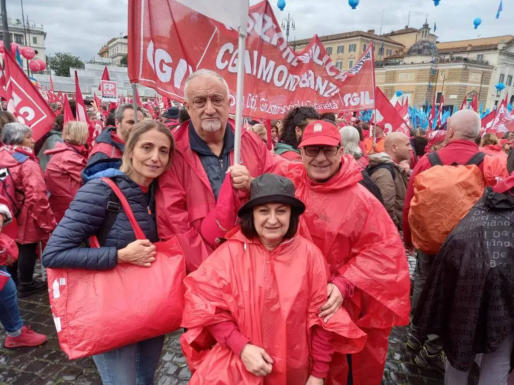 La Cgil di Lucca in piazza a Roma contro la legge di bilancio: “Risorse per le persone, non per le armi”