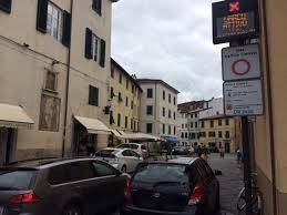 I permessi Ztl sono più che raddoppiati in 4 anni, vive nel centro storico: “Si fanno controlli sulle effettive residenze?”