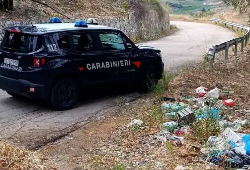 Trovato mentre scarica secchi di rifiuti da lavorazione edile a bordo strada: denunciati