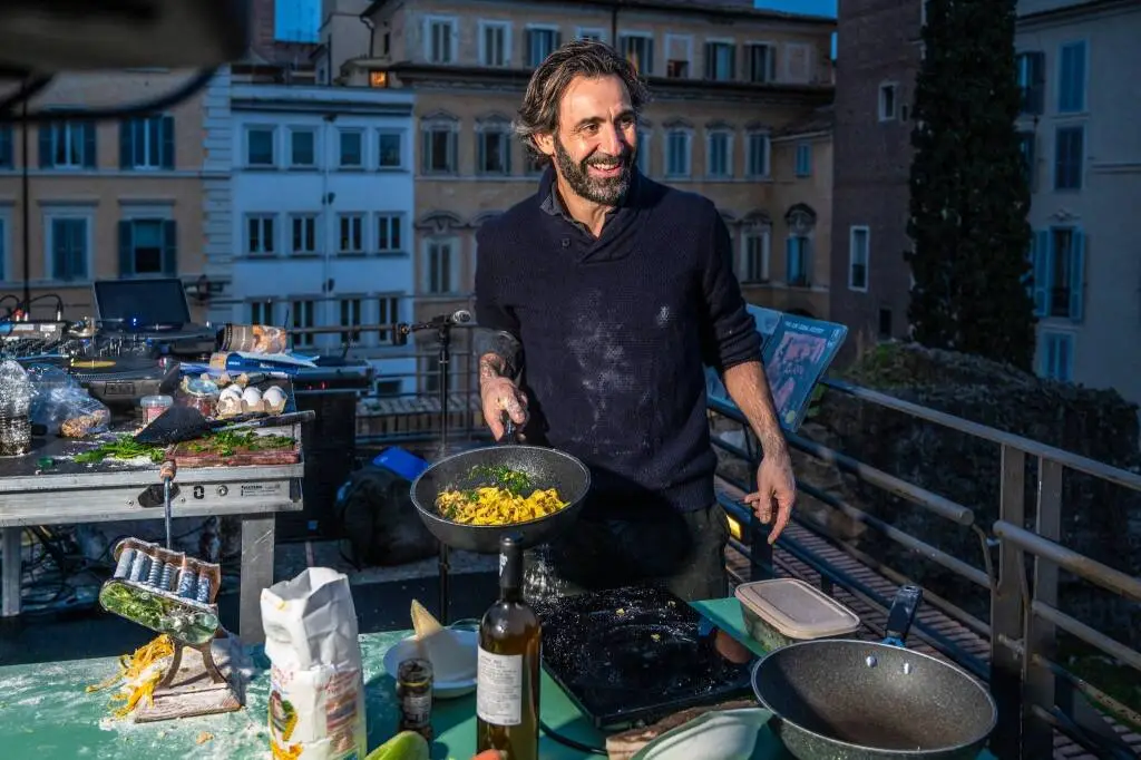 Per Slow Beans arriva a Capannori il performer Don Pasta con ‘Il pranzo della domenica’