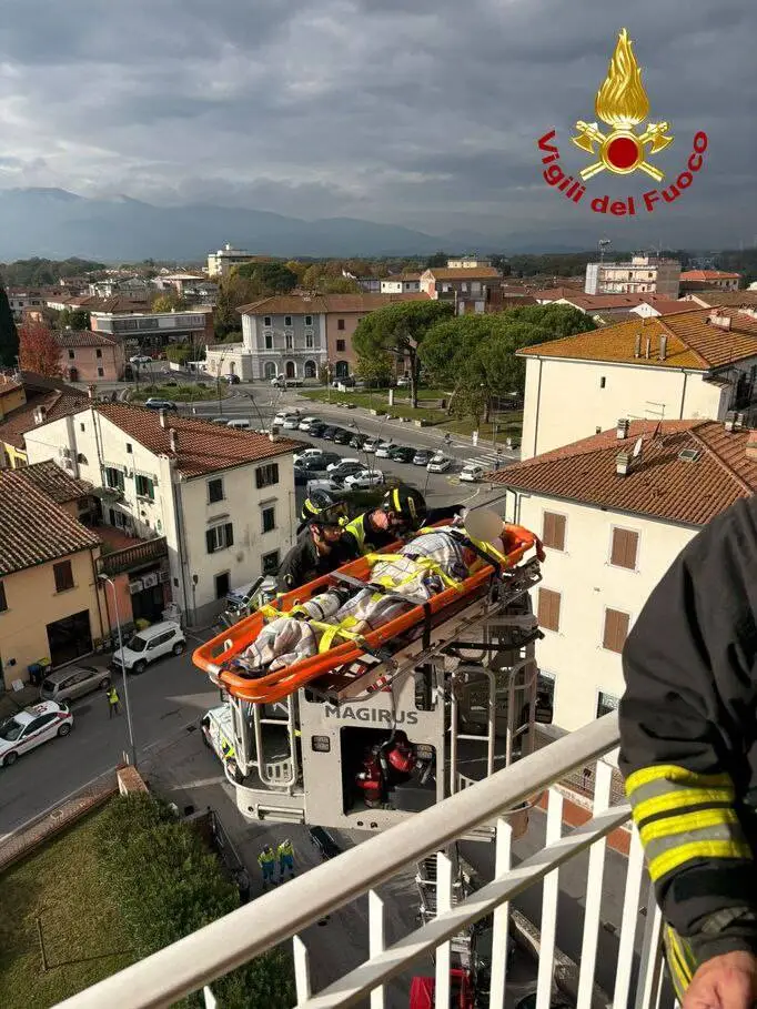 Non rispondono al citofono, marito e moglie recuperati dai vigili del fuoco