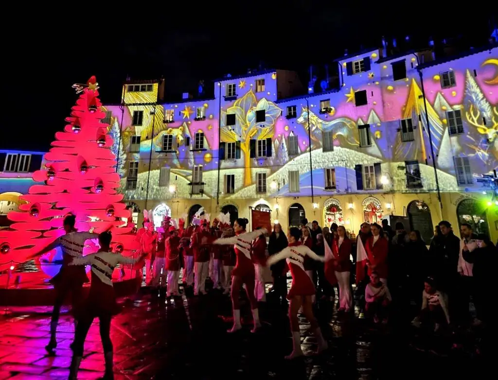 Lucca Magico Natale, inaugurati l’albero e l’illuminazione anche in piazza Anfiteatro